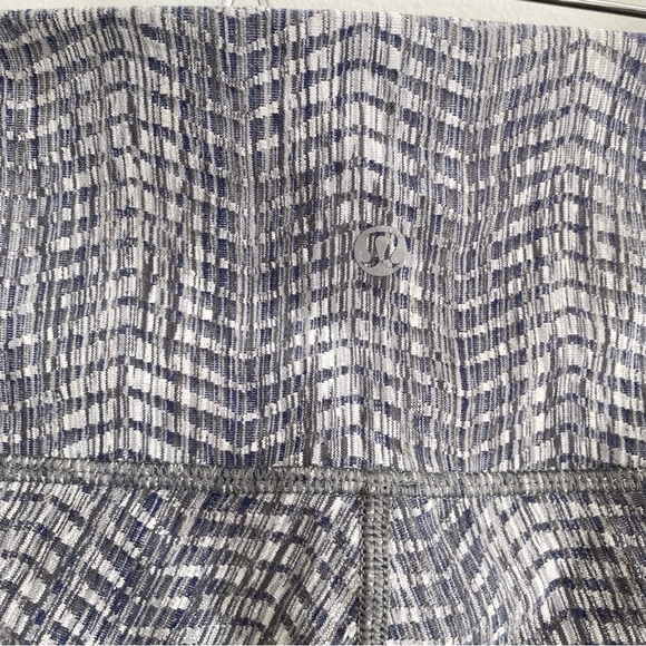 LULULEMON wunder under crop 21” high rise size 4 - Picture 6 of 9